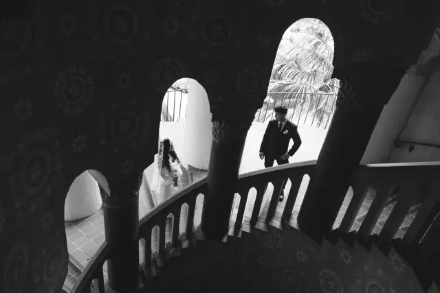 Couple, gardens of Santa Barbara Courthouse