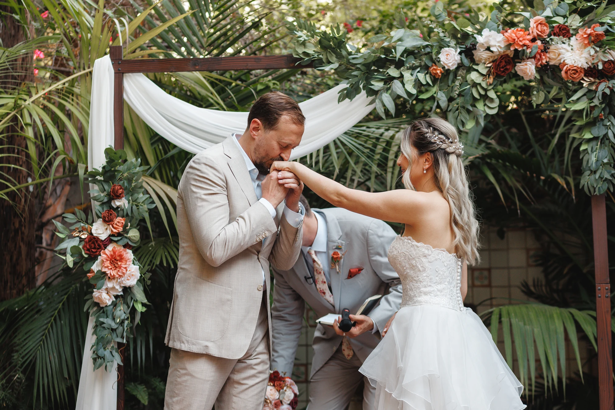 Jenny and Ken wedding at the Hollywood Hills in Los Angeles — Family, tenderness & tropical greenery, photograph 3