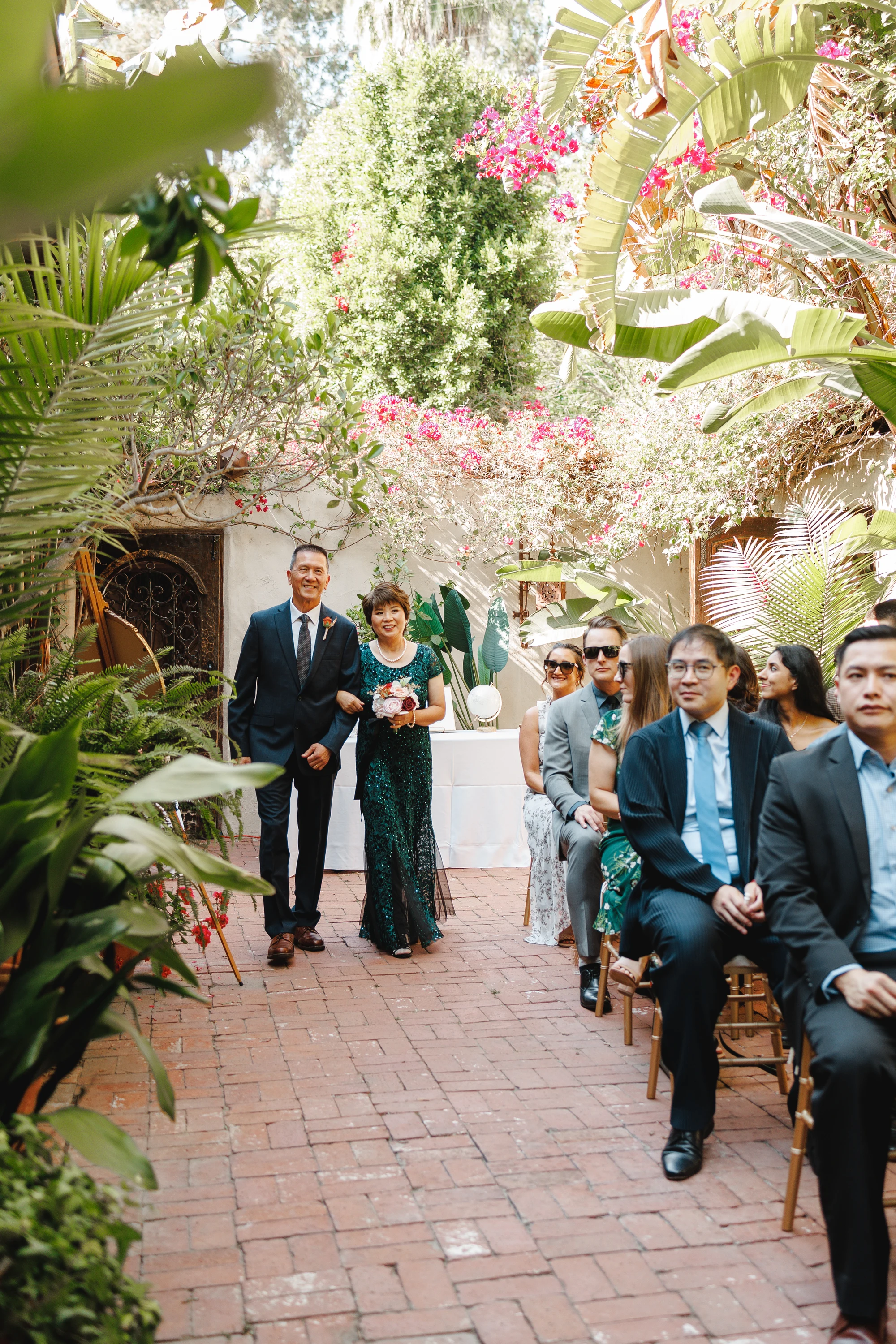 Jenny and Ken wedding at the Hollywood Hills in Los Angeles — Family, tenderness & tropical greenery, photograph 1